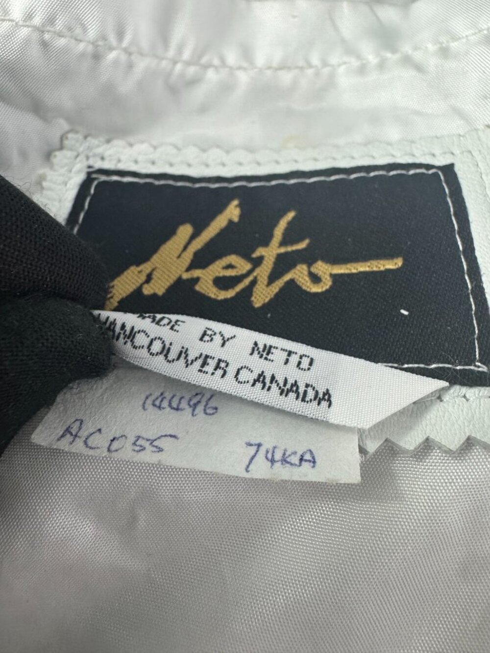 Neto White Leather Drawstring Shoulder Purse - Picture 13 of 14